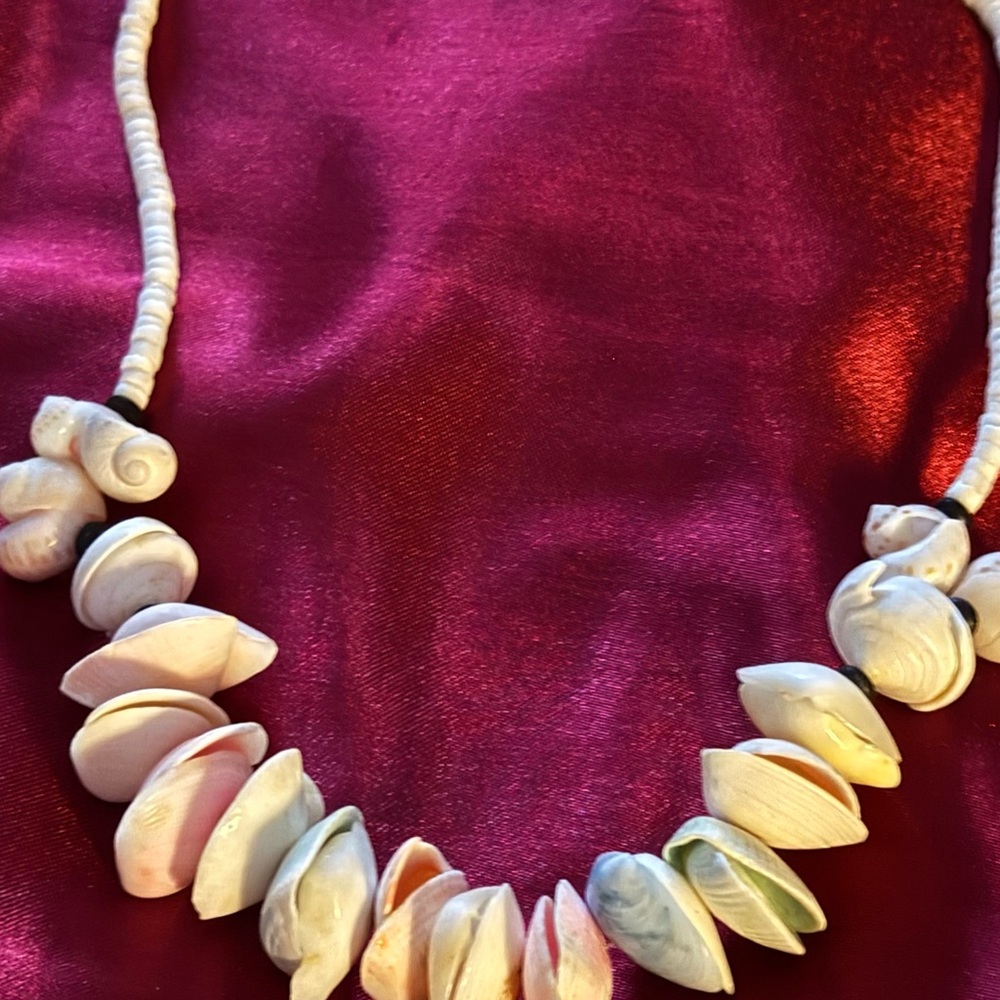 Elegant Shell Necklace in Cream and Pink